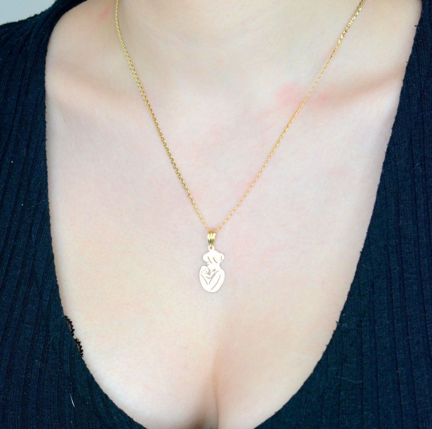 Zawieszka złota Mama z dzieckiem, próba 585 ZA 7421 585, dla mamy. Zawieszka przedstawiająca kobietę z dzieckiem będzie wspaniałym podarunkiem dla przyszłej mamy, z okazji Dnia Matki.1.jpg